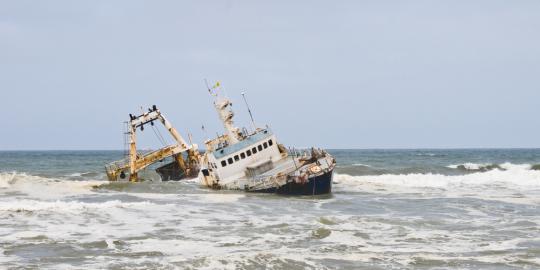 Dihantam gelombang, kapal angkut BBM tujuan Pulau Rote tenggelam