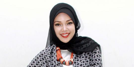 Ini alasan Dewi Sandra pakai jilbab  merdeka.com