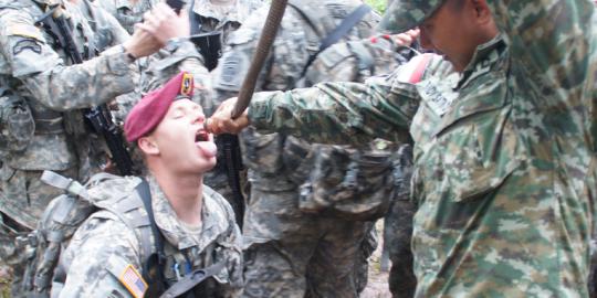 Prajurit Kostrad ajari tentara Amerika minum darah kobra