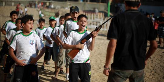 Libur sekolah, anak-anak Palestina latihan perang
