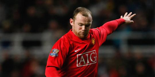 Baru tiga tahun, putra Wayne Rooney sudah pandai asuh bayi