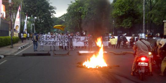 Hujan deras, demo tolak BBM mahasiswa UBK tetap blokir jalan