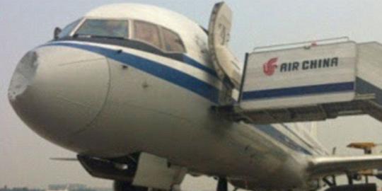 Tabrak benda asing, moncong pesawat di China penyok