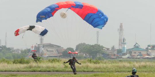 Kisah penerjunan Operasi Naga merebut Irian Barat dari 