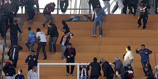 Makan korban, Argentina larang suporter tandang
