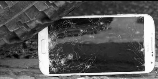 Galaxy S4 dan iPhone 5 ini disiksa habis-habisan