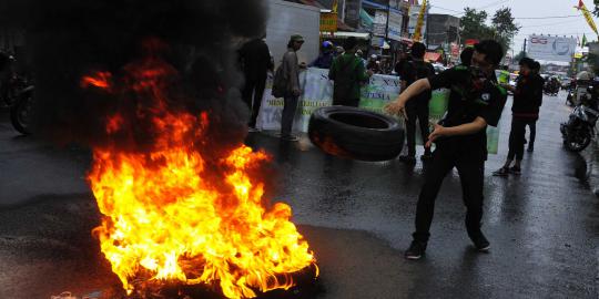 Demo tolak kenaikan BBM, mahasiswa UIA blokir Jalan Jatiwaringin