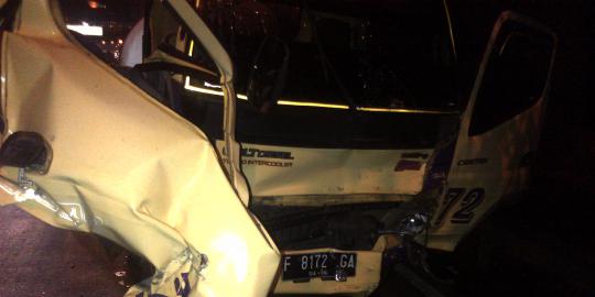 Truk tangki air tabrak angkot, belasan ibu-ibu mengalami luka