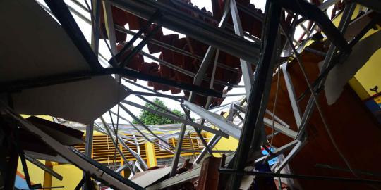 Satu keluarga di Sukabumi tertimpa rumah keropos