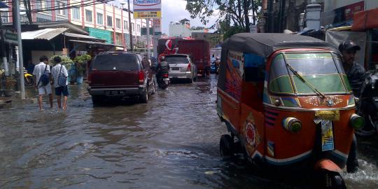 Sepekan kebanjiran, warga Pademangan disuruh sabar