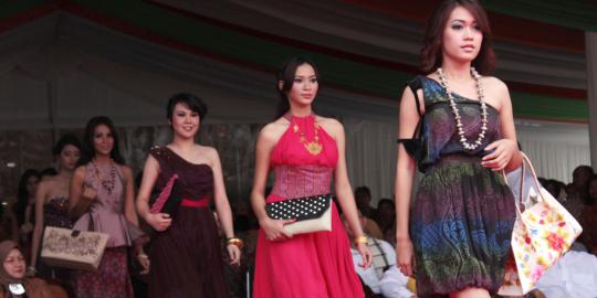 Model dan penari cantik meriahkan PRJ 'tandingan' di Monas