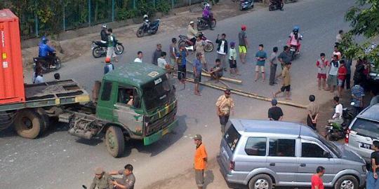 Kesal kebanjiran, warga Pademangan blokir jalan