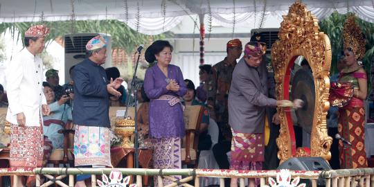 Berbaju adat Bali, SBY lepas pawai PKB XXXV