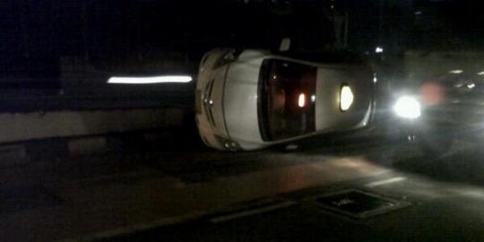 Sopir ngantuk, taksi Express terbalik di Kuningan