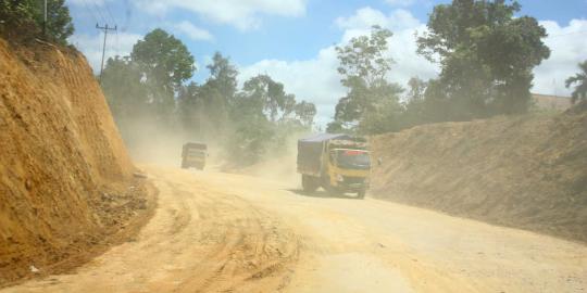 22 Jam di jalan berlubang dan berdebu di pedalaman Borneo