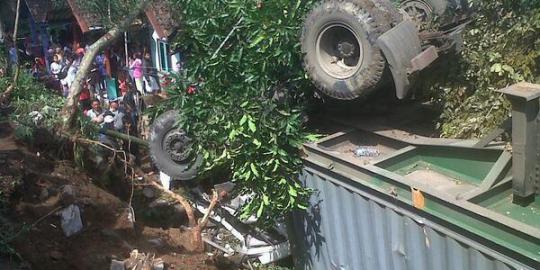 Kontainer terjun ke rumah warga di Bandung, 2 orang tewas