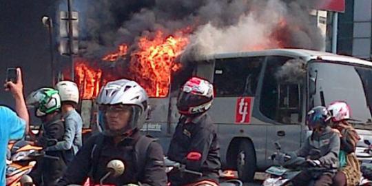 Diduga gas bocor, Transjakarta ludes terbakar di Hayam Wuruk