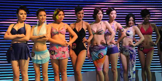 Pesona seksi para wanita dalam kontes payudara terindah