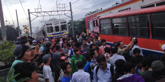 Memaksa nerobos, metromini ditabrak KRL di Pasar Minggu