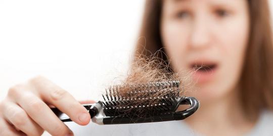 Ini yang membuat rambut wanita gampang rontok!