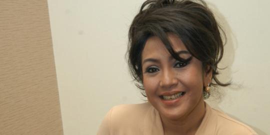 Rintik hujan iringi pemakaman Ully Artha