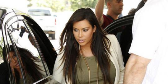 Coba tebak, bayi Kim Kardashian mirip siapa ya?