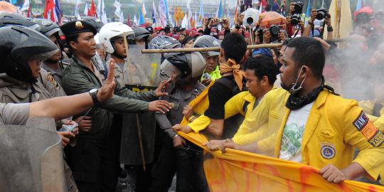 Bentrok demonstran dengan polisi di depan Gedung DPR