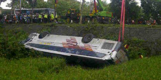 Bus Eka terguling ke sawah, puluhan penumpang luka-luka
