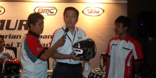 Suka-suka, pembeli helm KYT bisa cetak nama sendiri