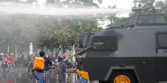 Demonstran mulai lempari bom molotov, water cannon disiagakan