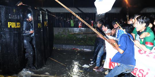 Disemprot water canon, mahasiswa bentrok dengan polisi