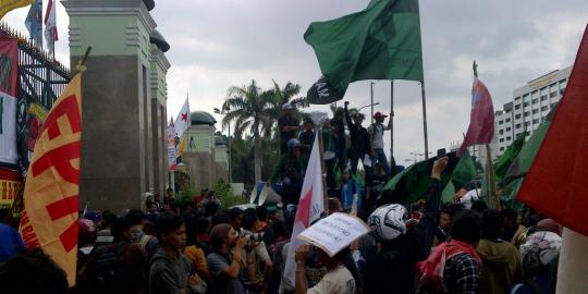 Demo ricuh di DPR, dua mahasiswa jadi korban