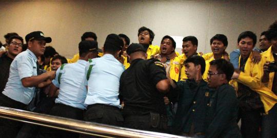 Mahasiswa mengamuk di sidang paripurna kenaikan BBM