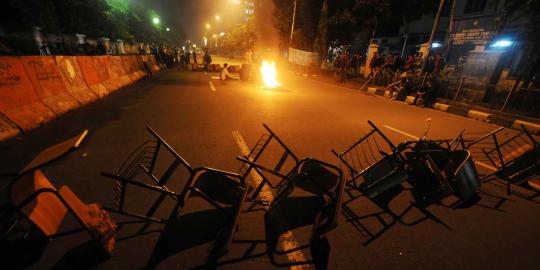 Mahasiswa memblokir jalan akibat kenaikan BBM