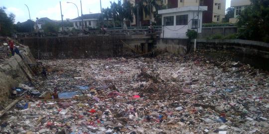 Warga Kelapa Gading keluhkan sampah yang menumpuk di pintu air
