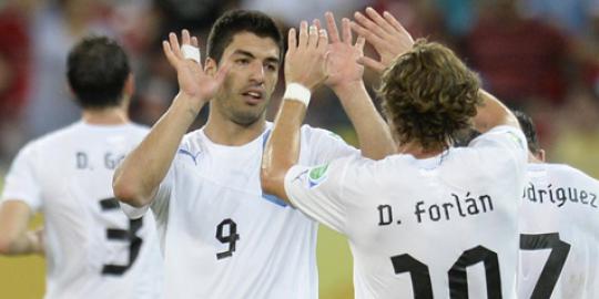 Suarez bangga bisa samai rekor gol Forlan