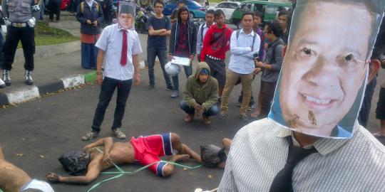 Demo BBM, mahasiswa bertopeng SBY-Boediono siksa manusia lumpur