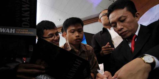 Didesak mundur, Tifatul menjawab dengan pantun