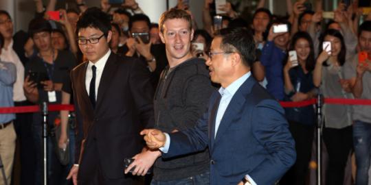 Mark Zuckerberg rayu Samsung untuk produksi Facebook phone