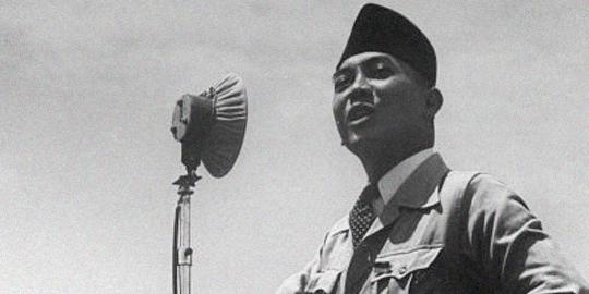 Dengan sandal butut dan kaos lusuh, Soekarno tinggalkan istana