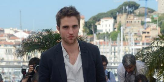 Lepas dari Kristen Stewart, Robert Pattinson cium wanita lain