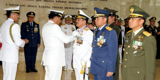 Bakti luar biasa, 12 Jenderal TNI terima bintang kehormatan