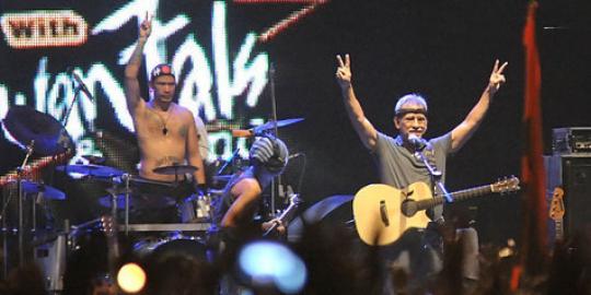 Fans nekat curi kesempatan peluk Iwan Fals