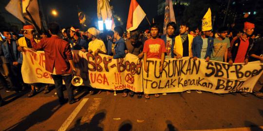 Demo tolak BBM, mahasiswa UBK tutup Jalan Diponegoro