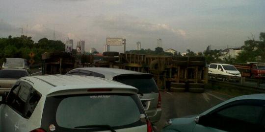 Truk terbalik belum dievakuasi, Tol Karang Tengah macet 30 km