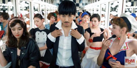 Rilis MV Going Crazy, Lee Hyori jadi pria penggoda tampan!