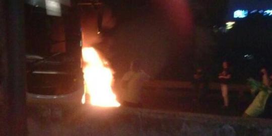 Tolak kenaikan BBM, demonstran bakar ban di Tol Halim