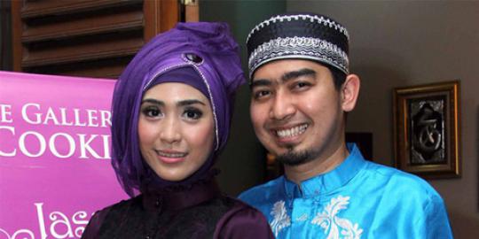 Ditinggal Ustad Solmed umroh, April Jasmine tak kesepian