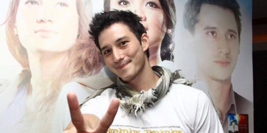Mike Lewis PDKT dengan teman lama