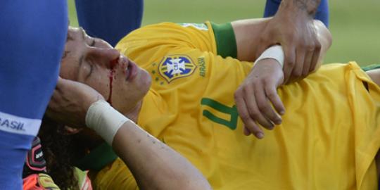 Thiago Silva bikin hidung David Luiz patah